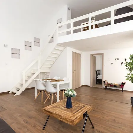 Apartment B17 Bajcsy *